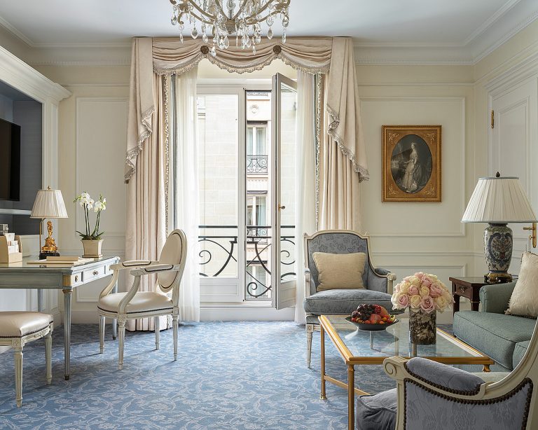 Four Seasons Suite - Living Room