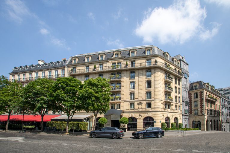 facade-hotel-barriere-fouquets-paris-credit-philippe-vaures