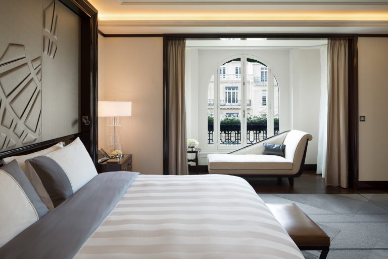 4_Paris_Accommodation_Grand Premier Suite_Bedroom_LR