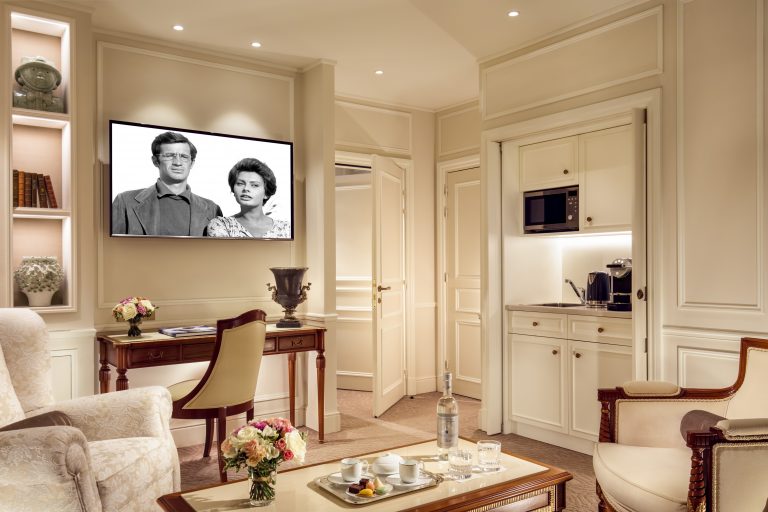 Hôtel Splendide Royal Paris - Elysée Suite - 04 Living room with kitchenette