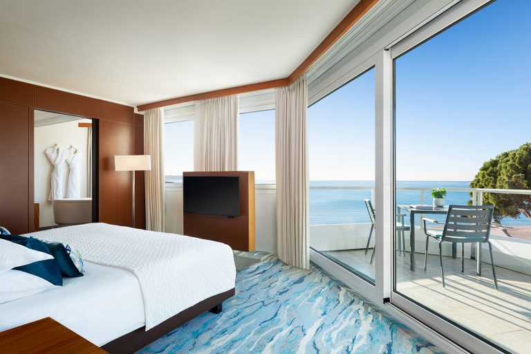 JW_Luxury_Suite_King_Bedroom_Sea_View_Corner_Balcony