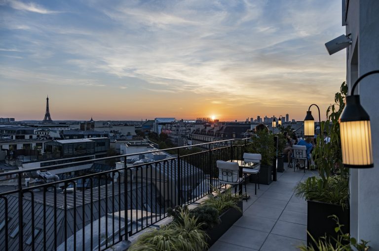 Kimpton_St_Honore_Paris_Sequoia_Rooftop_Bar_Sunset_Eiffel_Tower_view_©Jerome_Galland[1]