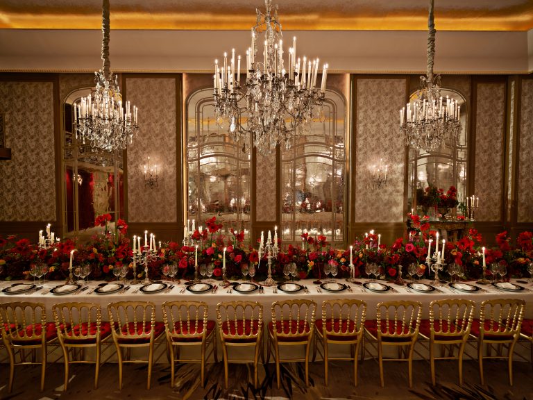 hotel-plaza-athenee-salon-haute-couture-theme-rouge-table1-dorchester-collection