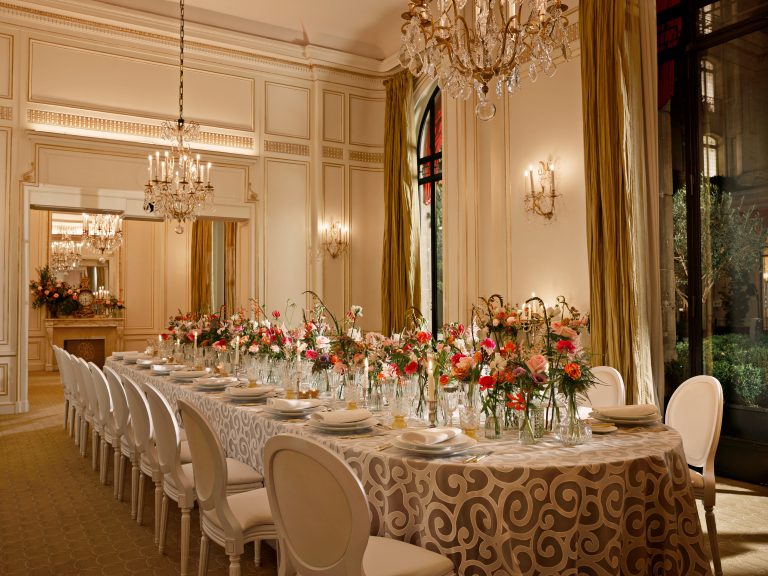 hotel-plaza-athenee-salon-organza-private-dinner-floral-dorchester-collection