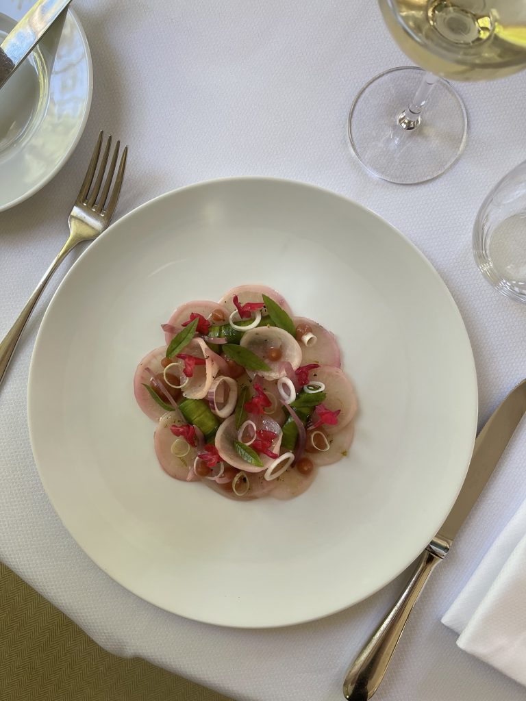 Château la Chenevière - Carpaccio de navet nouveau Gèle de rhubarbe, chèvre frais à la feuille de cébette, vinaigrette verveine