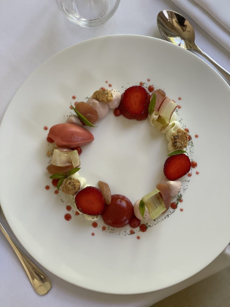 Château la Chenevière - Fraise rhubarbe Crème montée verveine, croustillants aux amandes et sorbet